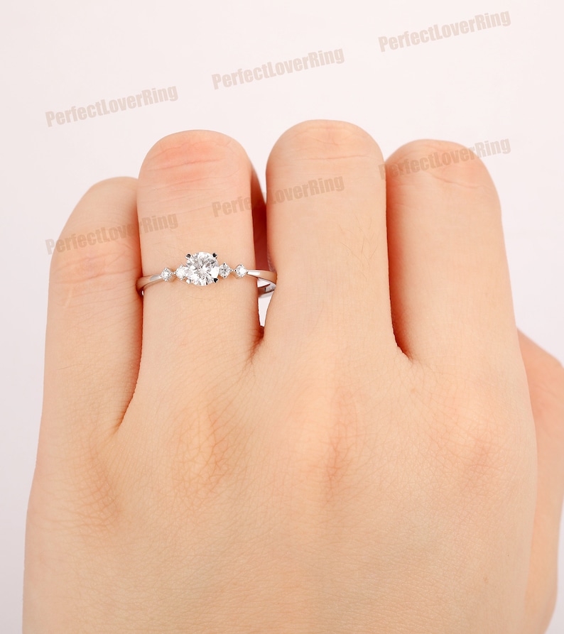Zierlicher Verlobungsring / 5mm Rundschliff Moissanite Ring / 14K Rose Gold Ring / Prong Set Ring / Stapelring / Versprechen Brautring / Ring für Frauen Bild 9