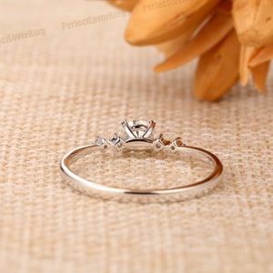 Zierlicher Verlobungsring / 5mm Rundschliff Moissanite Ring / 14K Rose Gold Ring / Prong Set Ring / Stapelring / Versprechen Brautring / Ring für Frauen Bild 5