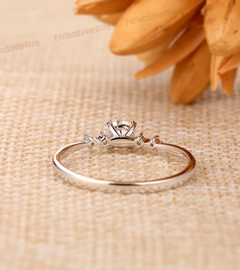 Zierlicher Verlobungsring / 5mm Rundschliff Moissanite Ring / 14K Rose Gold Ring / Prong Set Ring / Stapelring / Versprechen Brautring / Ring für Frauen Bild 5