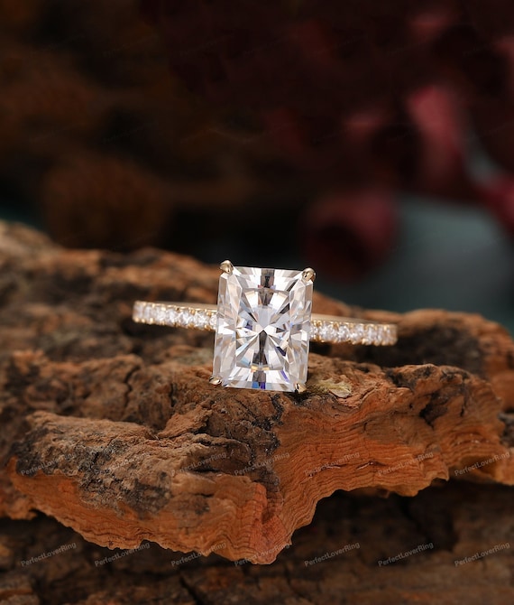Engagement clearance ring prongs