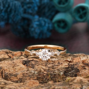 Zierlicher Verlobungsring / 5mm Rundschliff Moissanite Ring / 14K Rose Gold Ring / Prong Set Ring / Stapelring / Versprechen Brautring / Ring für Frauen Bild 7