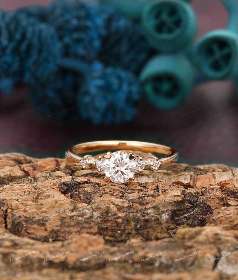 Zierlicher Verlobungsring / 5mm Rundschliff Moissanite Ring / 14K Rose Gold Ring / Prong Set Ring / Stapelring / Versprechen Brautring / Ring für Frauen Bild 7