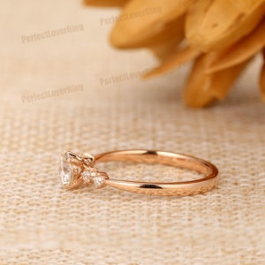Zierlicher Verlobungsring / 5mm Rundschliff Moissanite Ring / 14K Rose Gold Ring / Prong Set Ring / Stapelring / Versprechen Brautring / Ring für Frauen Bild 4