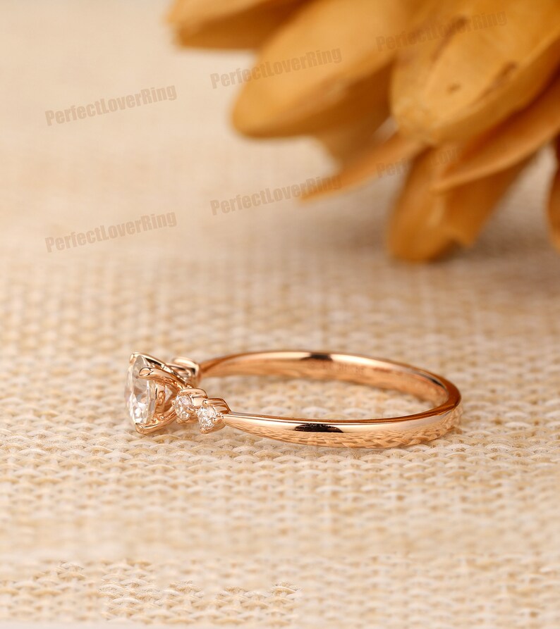 Zierlicher Verlobungsring / 5mm Rundschliff Moissanite Ring / 14K Rose Gold Ring / Prong Set Ring / Stapelring / Versprechen Brautring / Ring für Frauen Bild 4