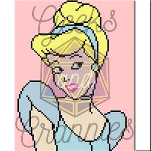 Op de afbeelding: Een gepixelde illustratie van Assepoester met blond haar, blauwe ogen en een lichtblauwe jurk. Ze draagt ​​een blauw hoofdband en heeft een roze achtergrond.