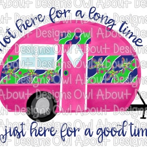 Puede incluir: Ilustración de una caravana rosa con el texto "Not here for a long time, just here for a good time." La caravana tiene una rueda negra y un diseño con estrellas de mar.