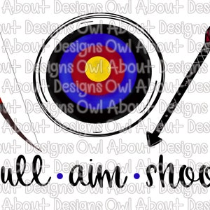 Puede incluir: Un blanco negro y blanco con anillos rojos, amarillos y azules. Una flecha negra con plumas rojas y blancas apunta al blanco. Un arco negro con rayas rojas y blancas está a la izquierda del blanco. El texto "pull-aim-shoot" está escrito debajo del blanco.