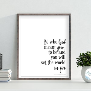 Puede incluir: Una impresión enmarcada en blanco y negro de una cita inspiradora con el texto "Sé quien Dios quiso que fueras y encenderás el mundo." La cita se atribuye a Santa Catalina de Siena.