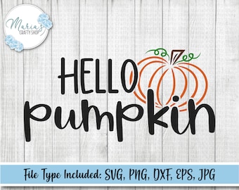 Pode incluir: Um design digital com as palavras "HELLO PUMPKIN" em escrita preta e uma ilustração de abóbora laranja. Inclui tipos de arquivo: SVG, PNG, DXF, EPS e JPG. O fundo é um padrão de grão de madeira branca.
