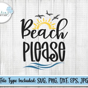 Op de afbeelding: Zwart-witte tekstafbeelding die "Beach Please" zegt met een gele zon en blauwe golven. De afbeelding is op een witte houten achtergrond.