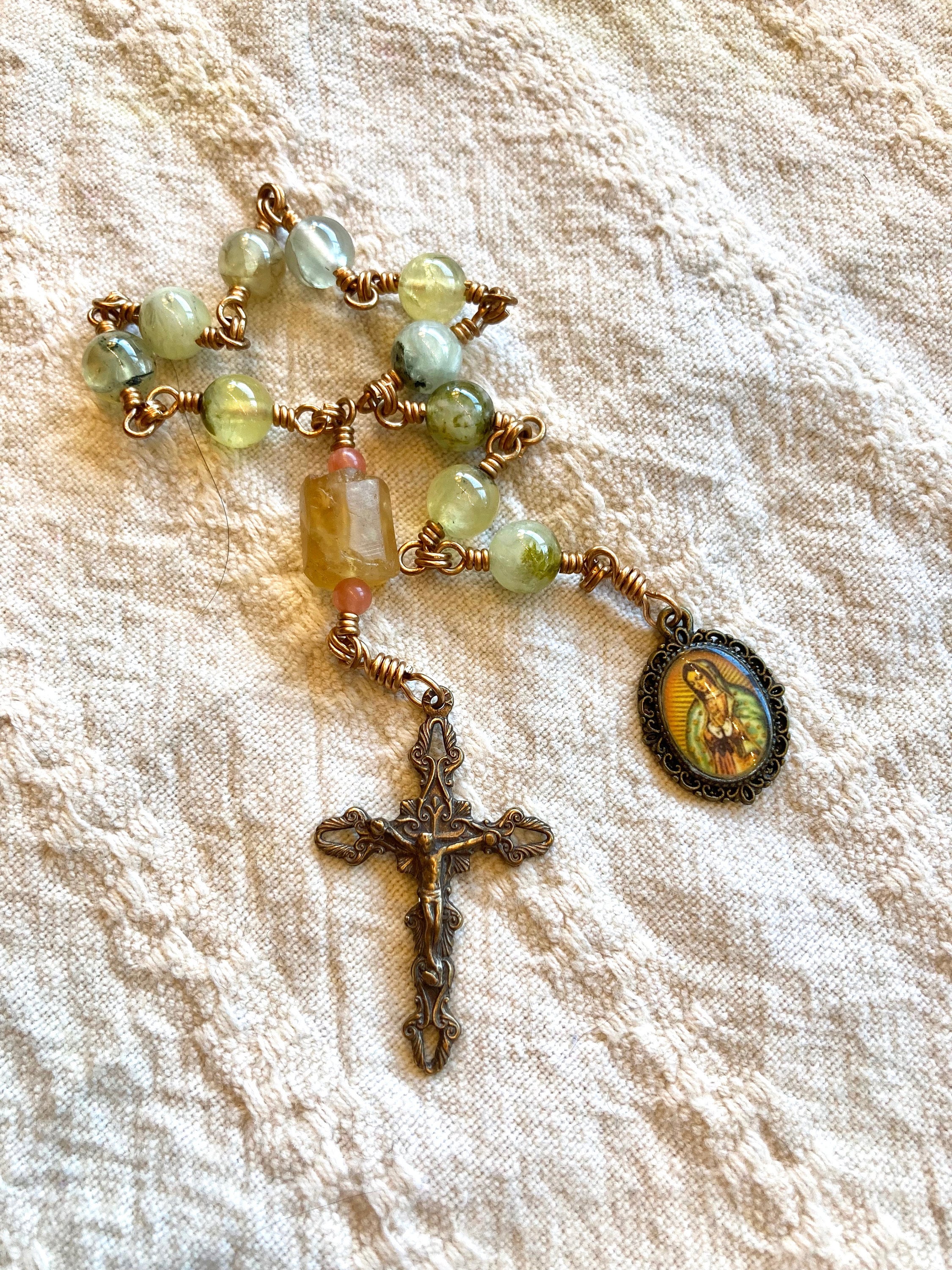 Virgen de Guadalupe Handgefertigter Single-Decade-Rosenkranz aus Draht mit natürlichen Halbedelsteinen - Prehnit und Citrin