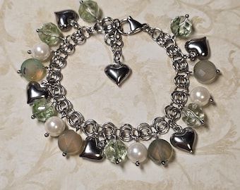 Pulsera con dijes de malla de loto otoñal / Acero inoxidable, ágata facetada, perla revestida de concha y corazones hinchados de acero inoxidable