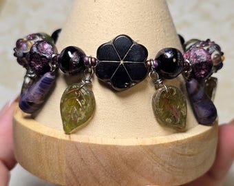 Pulsera con dije de loto perezoso / Cristal checo y acero inoxidable