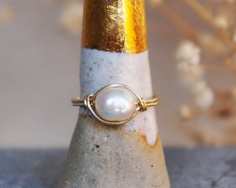 Freshwater Pearl ring / gold wire ring / minimal pearl ring / crystal ring / small goldr ring / elegant gold ring / pearl ring