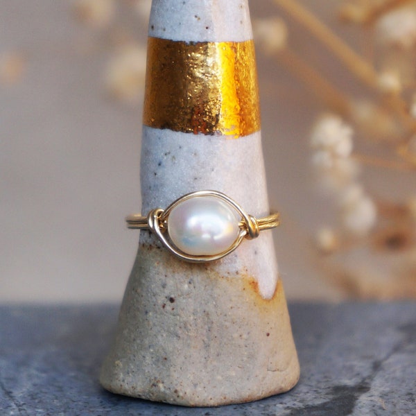 Freshwater Pearl ring / gold wire ring / minimal pearl ring / crystal ring / small goldr ring / elegant gold ring / pearl ring