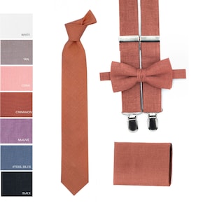 Puede incluir: Un conjunto de accesorios de lino marrón para una boda u ocasión especial. El conjunto incluye una pajarita, tirantes, una corbata y un pañuelo de bolsillo.