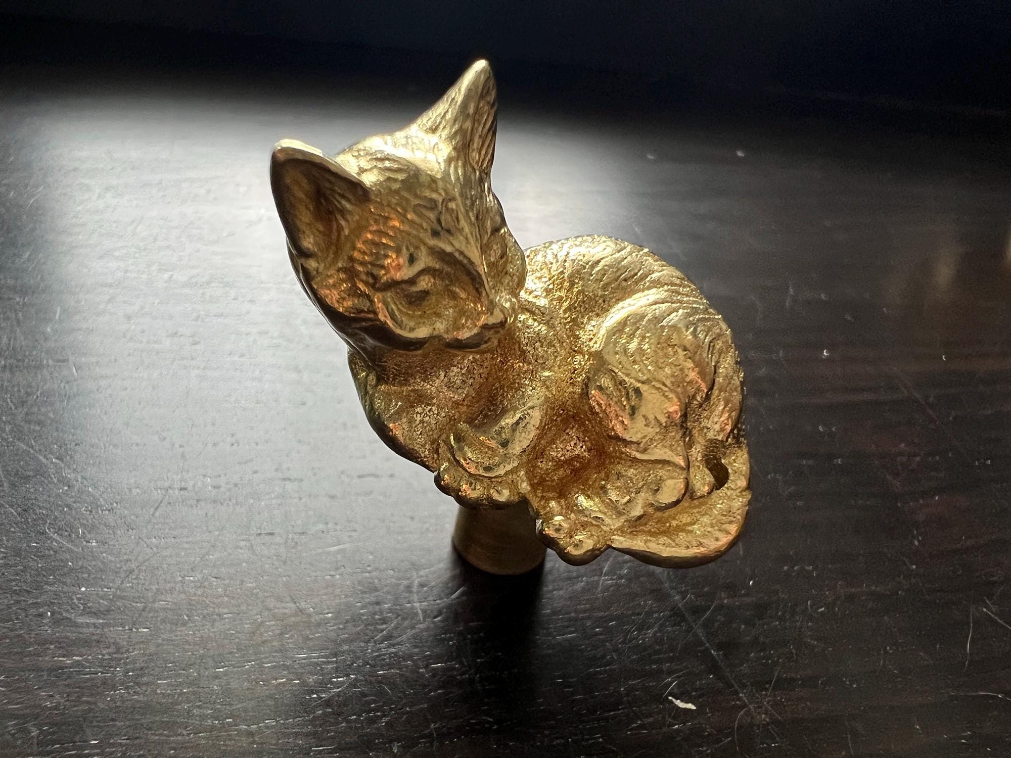 真鍮製の猫型引き出し取っ手：ユニークな動物モチーフのキャビネット