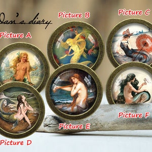 Pode incluir: Seis imagens redondas, douradas, emolduradas com tampas de vidro, cada uma representando uma ilustração diferente de sereia. As imagens são etiquetadas "Imagem A" a "Imagem F" e estão dispostas em um círculo.