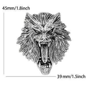 K&ouml;nnte beinhalten: Silberfarbener Wolfskopf-Anh&auml;nger mit offenem Maul und detaillierter Fellstruktur. Der Anh&auml;nger ist 4,5 cm hoch und 3,9 cm breit. Der Ausdruck des Wolfes ist wild, mit sichtbaren Z&auml;hnen und intensiven Augen.