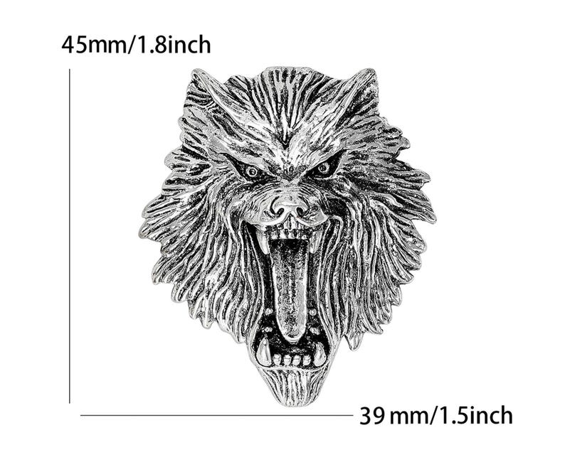 K&ouml;nnte beinhalten: Silberfarbener Wolfskopf-Anh&auml;nger mit offenem Maul und detaillierter Fellstruktur. Der Anh&auml;nger ist 4,5 cm hoch und 3,9 cm breit. Der Ausdruck des Wolfes ist wild, mit sichtbaren Z&auml;hnen und intensiven Augen.