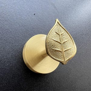 Hak ścienny z mosiężnym liściem: wieszak na ubrania/ręczniki w stylu nordyckim