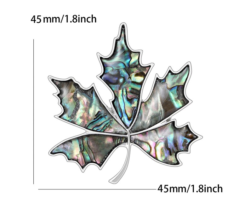 Peut inclure: Broche en forme de feuille d'&eacute;rable, 4,5 cm de large, avec un bord argent&eacute;. L'int&eacute;rieur de la feuille est en nacre iris&eacute;e, avec des nuances de vert, de bleu et de violet. La broche est munie d'une &eacute;pingle.