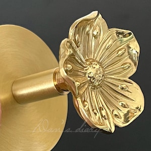 Gancho de pared con flor de latón: perchero nórdico para abrigos y toallas