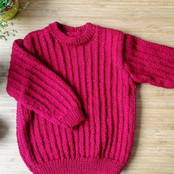 Pull fillette tricoté main en laine coloris Framboise 3 ans