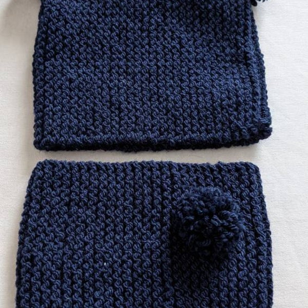 Ensemble bonnet et snood pour bébé tricoté main en laine  bleu marine avec pompons, accessoire mode pour l'hiver.