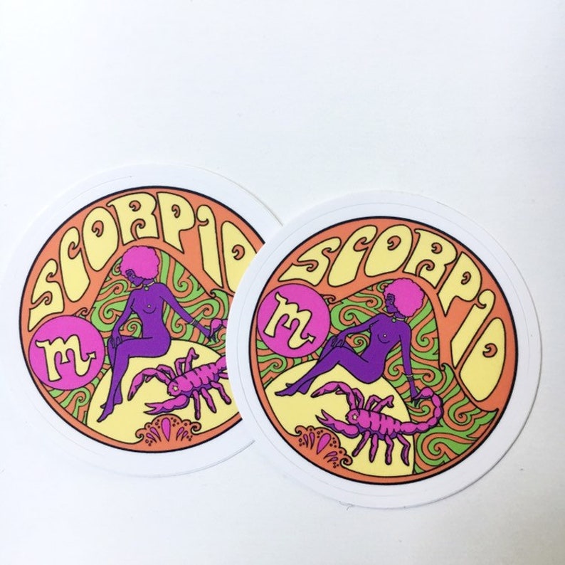 K&ouml;nnte beinhalten: Zwei runde Aufkleber mit einem Retro-Design, das das Sternzeichen Skorpion zeigt. Die Aufkleber sind wei&szlig; mit einem gelben, orangen und gr&uuml;nen Hintergrund. Das Wort "Skorpion" ist in einer gelben, wellenf&ouml;rmigen Schrift geschrieben. Eine violette Figur mit einem Skorpion befindet sich in der Mitte jedes Aufklebers.