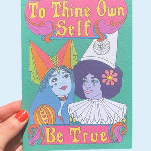 以下が含まれることがあります： レトロなフォントで「To Thine Own Self Be True」と書かれたグリーティングカード。青と紫の肌をした2人の様式化された人物が、手の込んだ衣装を着ています。背景はティールグリーンです。
