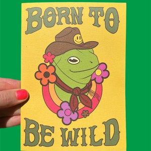 CARTA Born To Be Wild Frog..Biglietto di auguri..Western Cowboy Frog..Biglietto di auguri colorato Frog..Whimsical Frog Cowboy.Biglietto estetico anni '70