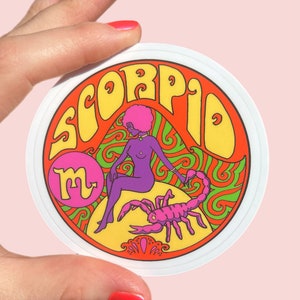 K&ouml;nnte beinhalten: Ein runder Aufkleber mit wei&szlig;em Rand und einem farbenfrohen Design. Das Design zeigt eine lila Figur mit einem rosa Afro, die auf einem gelben Halbmond sitzt. Die Figur h&auml;lt einen rosa Skorpion mit einem gelben Stern auf dem R&uuml;cken. Die Worte "SCORPIO" sind in gelben Buchstaben um das Design herum geschrieben.