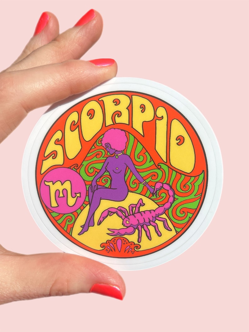 K&ouml;nnte beinhalten: Ein runder Aufkleber mit wei&szlig;em Rand und einem farbenfrohen Design. Das Design zeigt eine lila Figur mit einem rosa Afro, die auf einem gelben Halbmond sitzt. Die Figur h&auml;lt einen rosa Skorpion mit einem gelben Stern auf dem R&uuml;cken. Die Worte "SCORPIO" sind in gelben Buchstaben um das Design herum geschrieben.