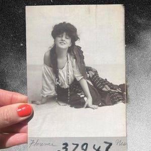 CARTÃO POSTAL Teatro Evelyn Nesbit Fotografia parada...anos 1900...Arte Nova...Cartão Postal de Arte