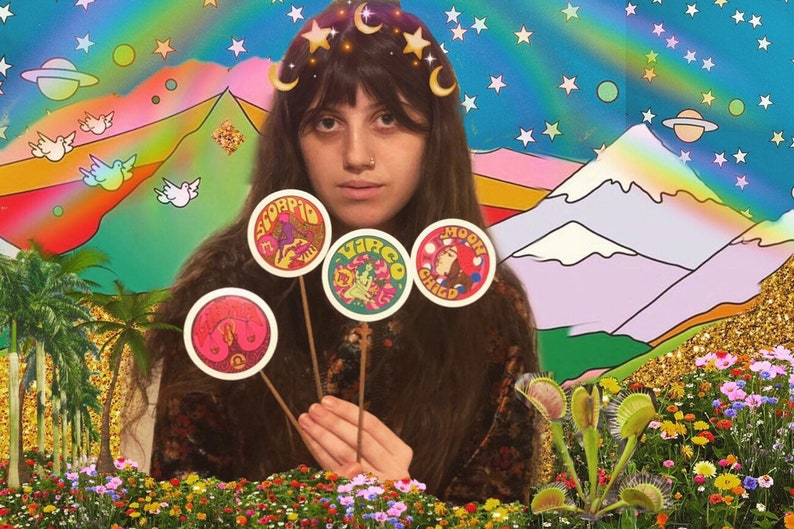K&ouml;nnte beinhalten: Eine Frau mit langen braunen Haaren h&auml;lt vier runde Aufkleber auf St&ouml;cken. Die Aufkleber zeigen astrologische Zeichen: Skorpion, Jungfrau, Mondkind. Der Hintergrund ist eine farbenfrohe psychedelische Landschaft mit Bergen, Sternen und V&ouml;geln.