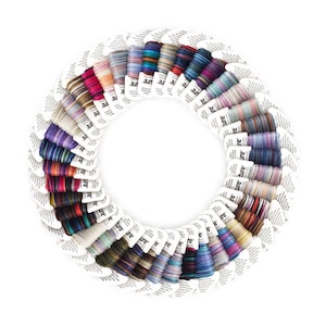 Op de afbeelding: Een cirkelvormige opstelling van talloze borduurgarenklosjes, elk omwikkeld met gemêleerd garen in een breed kleurenspectrum, waaronder blauw-, roze-, paars- en aardetinten. Elk wit kartonnen klosje is voorzien van de merknaam ThreadWorX.