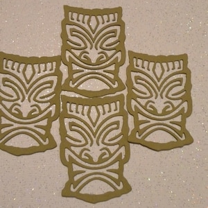 Puede incluir: Cinco recortes de máscara tiki de madera marrón con diseños intrincados. Las máscaras tienen un estilo polinesio tradicional.