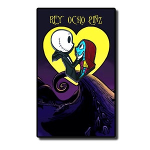 May include: A black and yellow enamel pin featuring Jack Skellington and Sally from The Nightmare Before Christmas. The pin shows the characters embracing in a heart shape. The text "REY OCHO PINZ" is at the top of the pin.
