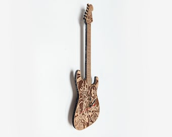 Puede incluir: Un reloj de madera con forma de guitarra con un diseño detallado de una banda en el cuerpo. Las manecillas del reloj son rojas y negras.