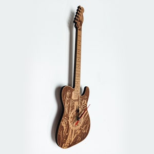 Könnte beinhalten: Eine Holzuhr in Gitarrenform mit einem detaillierten Design und roten Zeigern.
