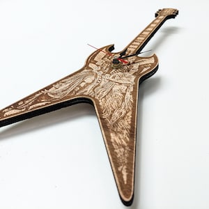 Reloj de pared de madera con forma de guitarra inspirado en Zakk Wylde