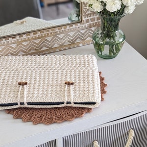 Easy crochet laptop case, beginner friendly laptop sleeve case crochet pattern, easy crochet laptop case. Pattern with pictures