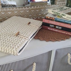 Easy crochet laptop case, beginner friendly laptop sleeve case crochet pattern, easy crochet laptop case. Pattern with pictures