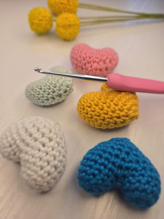 Easy Crochet Heart Pattern - Amigurumi Keychain - PDF Download - Beginner Friendly - Pocket hug