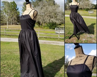 Roupas vintage, anos 70, vestido feminino, roupa anos 70, moda boho, estilo boho, preto, alças, maxi, médio, saia completa, ocasião especial