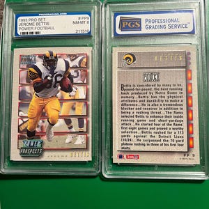 Könnte beinhalten: Zwei eingeschlossene Sammelkarten. Die Vorderseite zeigt Jerome Bettis im Rams-Trikot mit dem Text "POWER PROSPECTS". Die Rückseite enthält Text über Bettis' Karriere und "POWER". Beide Karten werden von Professional Grading Service bewertet.