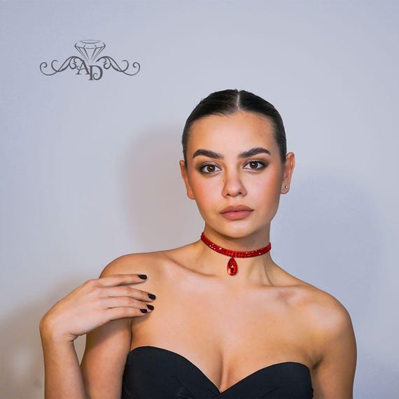 Amalia Designのダンス用レッドチョーカー、ベリーダンス用チョーカー