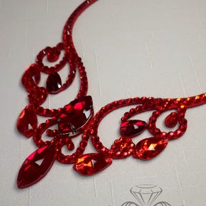 Collar de baile con pedrería roja de Amalia Design, collar rojo para baile de salón, collar rojo para danza del vientre, collar con pedrería, joyería para baile de salón