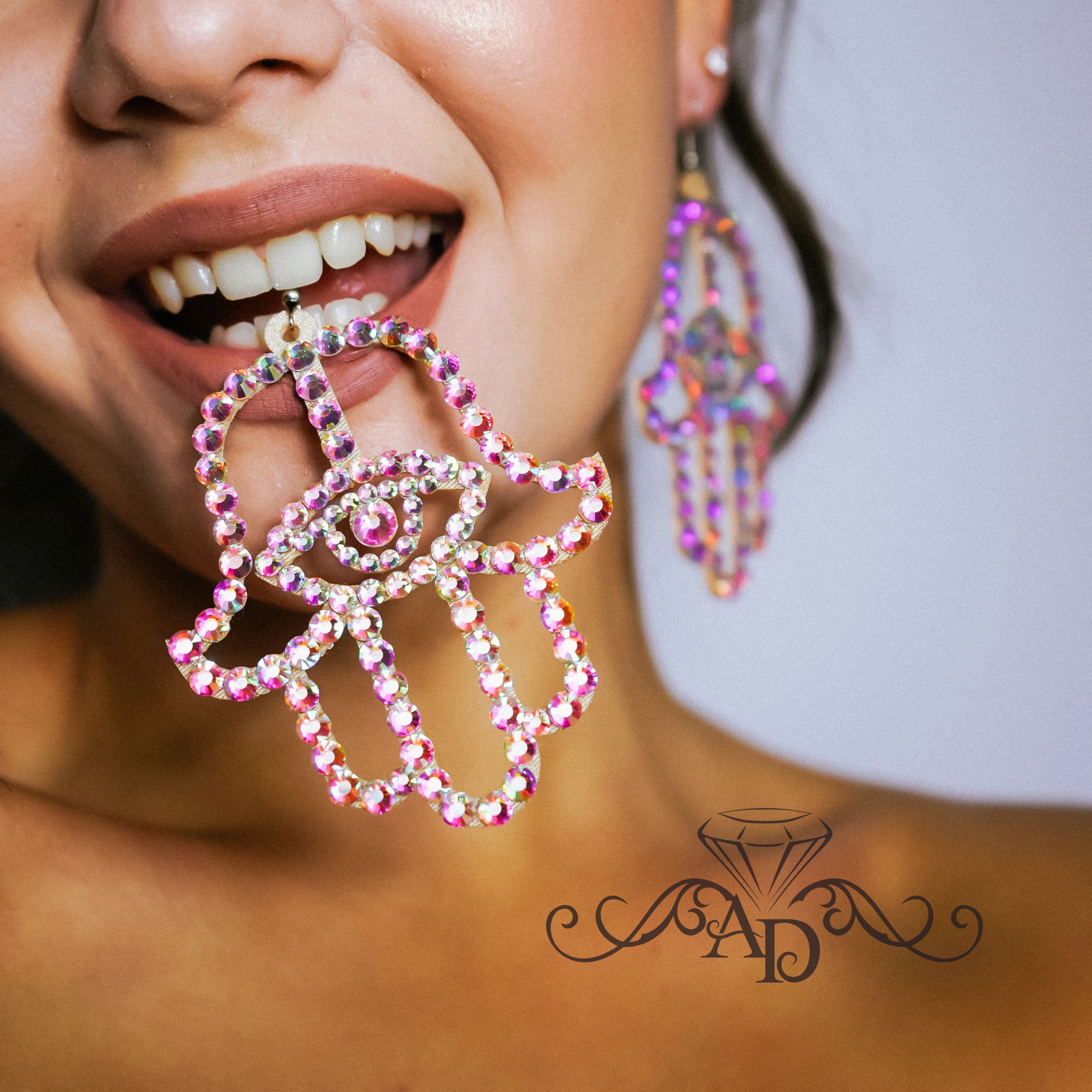 Boucles D'oreilles Dormeuses Main De Fatma - Pierre Rouge Filigrane Doré - Occasion